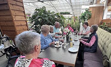 Mit einer Plauderrunde bei Kaffee und Kuchen haben die Senioren aus dem Kursana Domizil den Besuch im Gartencenter abgerundet. 