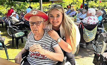 Bewohnerin Jutta Rathmann hatte beim Sommerfest die Großnichte Antonia Vorbau an ihrer Seite.