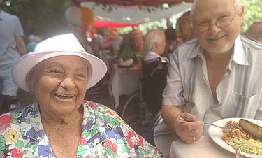 Die Bewohnerin Frau Hofmann genießt das Programm beim Sommerfest.