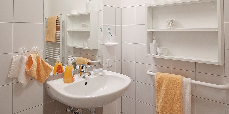 Die Zimmer des Pflegeheims Schneeberg verfügen über ein eigenes Bad