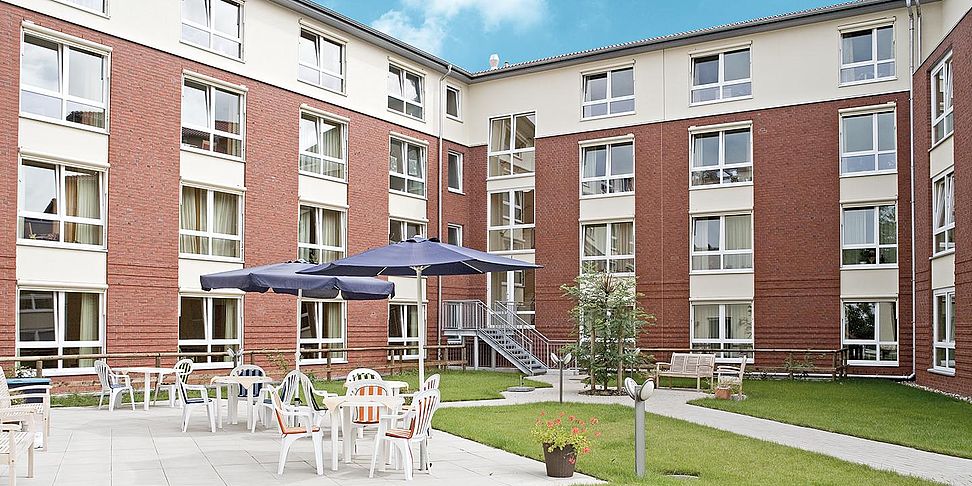 Sonne tanken auf der Terrasse im Pflegeheim Barsinghausen