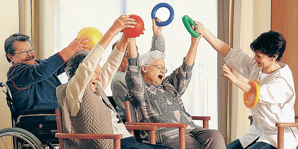 Freude an Sitzgymnastik im Pflegeheim