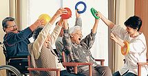 Freude an Sitzgymnastik im Pflegeheim