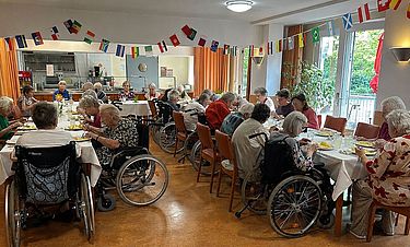 Volles Haus beim Spargelessen. Das Team der Betreuung konnte sich über 29 Gäste im „Salon Spargel“ freuen  