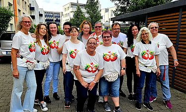 Gutgelauntes Team im Erdbeer-Look: Das Kursana Domizil Leinfelden-Echterdingen feierte ein Erdbeerfest. 