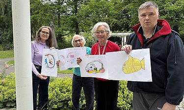 Bewohnerinnen und Bewohner zeigen Ihre kreativen Werke.