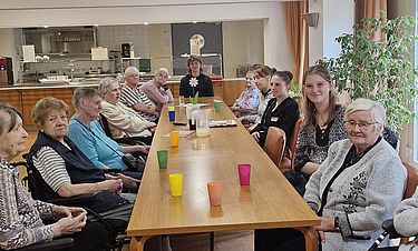 Mittendrin beim Klatsch und Tratsch: Jo-Lee Marcella und Knut Aden.