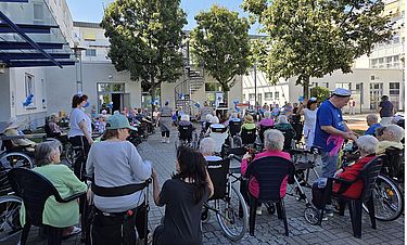 Fröhlicher Trubel bei der Seefahrt im Garten      
