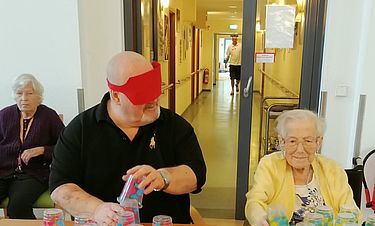 Mario und Karin Droß sind beim Becherstapeln mit großem Eifer bei der Sache und schenken sich nichts