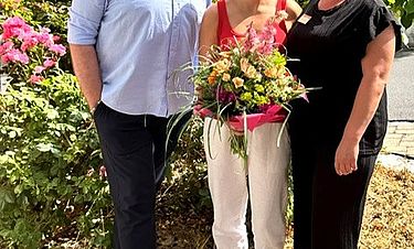 Nadine Reichardt (Mitte) mit Sven Maximilian Seib (Direktor) und Sabrina Mohr-Leiderer (Pflegedienstleitung).