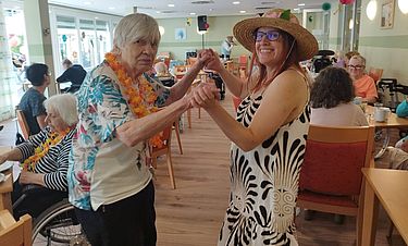 Als es draußen regnete, tanzten die Senioren und Partygäste des karibischen Sommerfestes im Saal des Kursana Domizils.