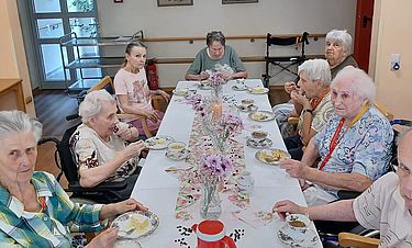 Ein schön gedeckter Tisch mit „gutem“ Geschirr gehören immer zum Kaffeeklatsch     
