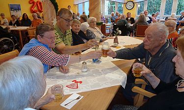 Die BewohnerInnen ließen sich ein kühles Radler oder Bier beim Biergartenfest im Kursana Domizil schmecken.
